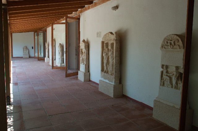 Retroceda en el tiempo en el Museo Arqueológico de Egina - Egina | Secret World Trip Planner