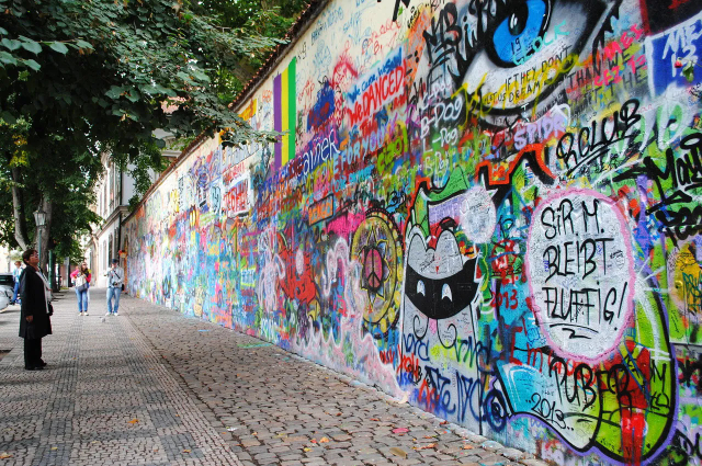 De muur van John Lennon - Malá Strana | Secret World Trip Planner