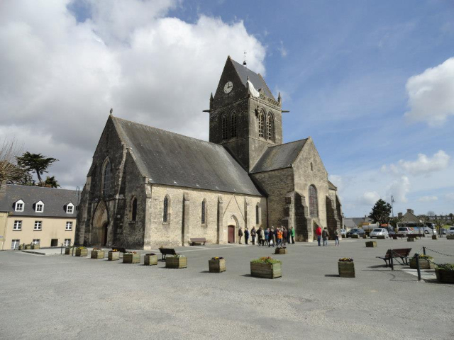 Privatus John Steele paminklas - Sainte-Mère-Église | Secret World Trip Planner