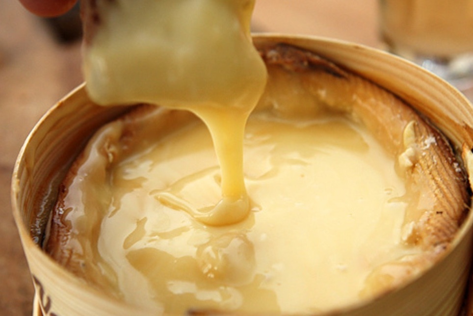 Mont d'Or: a French cheese made from raw milk — Lajoux