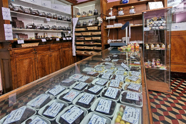 ร้านช็อคโกแลต Viganotti โบราณ - Genova | Secret World Trip Planner