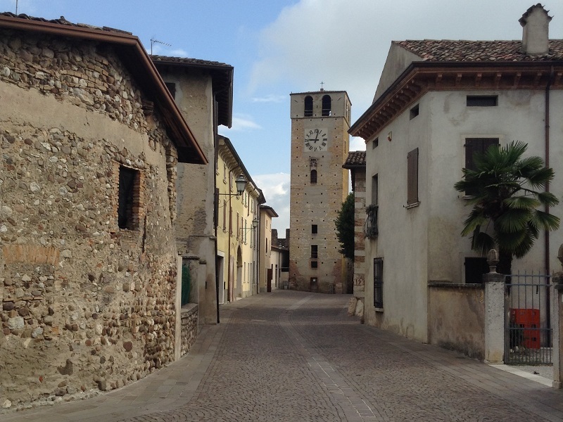 ಕ್ಯಾಸ್ಟೆಲ್ಲರೊ ಲಾಗುಸೆಲ್ಲೊ - Castellaro Lagusello | Secret World Trip Planner