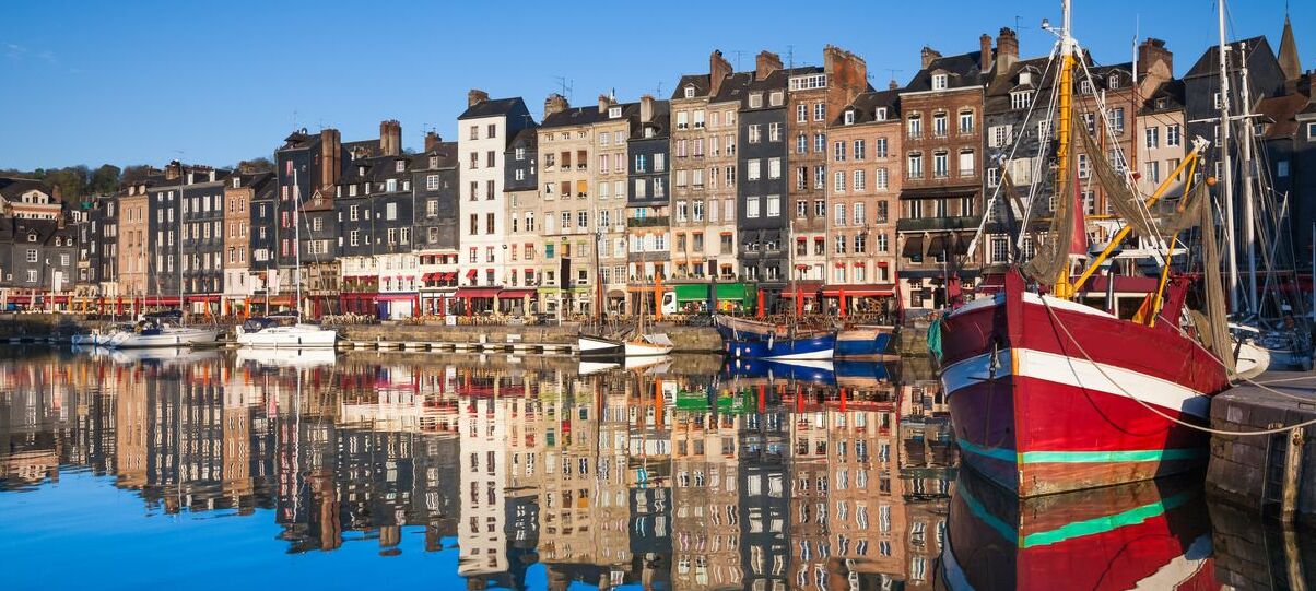 Colorida Honfleur: pequeña ciudad histórica de Normandía — Honfleur