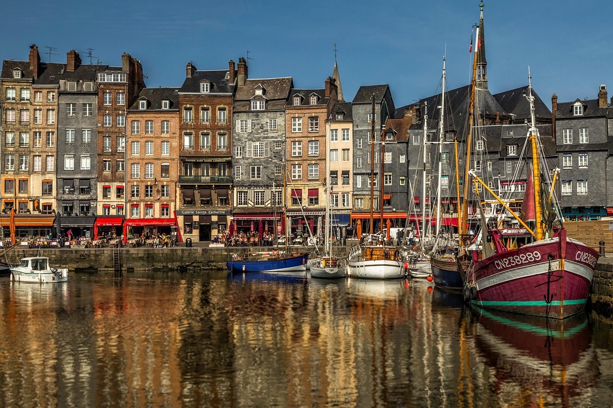 Colorida Honfleur: pequeña ciudad histórica de Normandía - Honfleur | Secret World Trip Planner