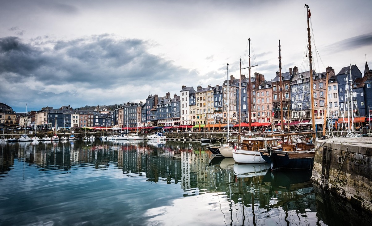 Colorida Honfleur: pequeña ciudad histórica de Normandía - Honfleur | Secret World Trip Planner