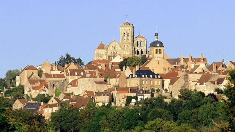 El encantador pueblo de la cima de la colina de Vézelay — Vézelay