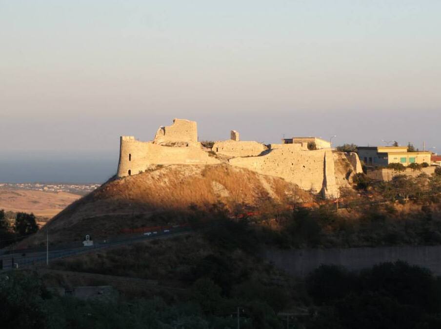 Ruinas del Castillo Bizantino de Simeri Crichi - Calabria - 88050 Simeri Crichi CZ | Secret World Trip Planner