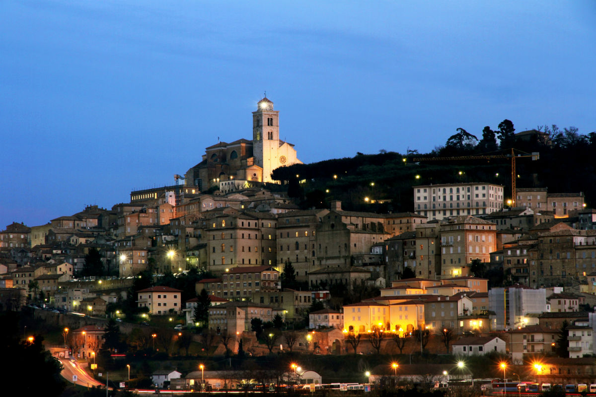 费莫 - Fermo | Secret World Trip Planner