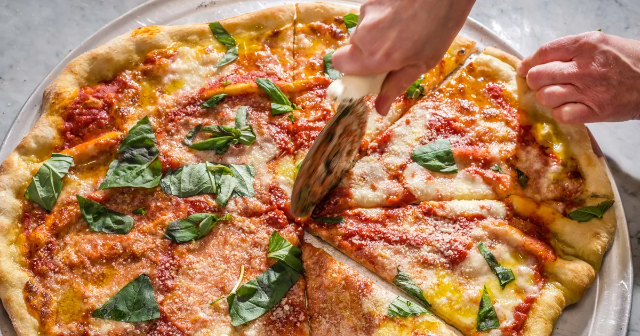 Savourez la tranche : Di Fara, le joyau familial de la scène pizzaïolo de New York - Brooklyn | Secret World Trip Planner