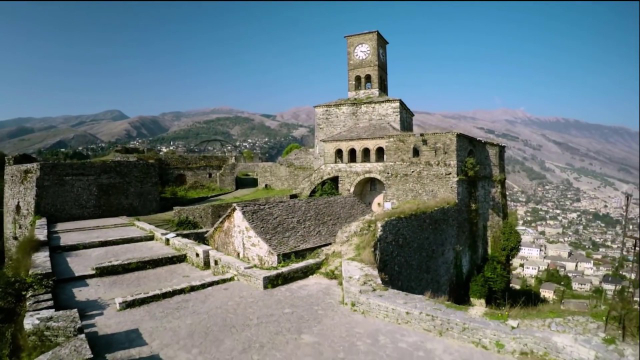 지로카스터 성 - Gjirokastër | Secret World Trip Planner