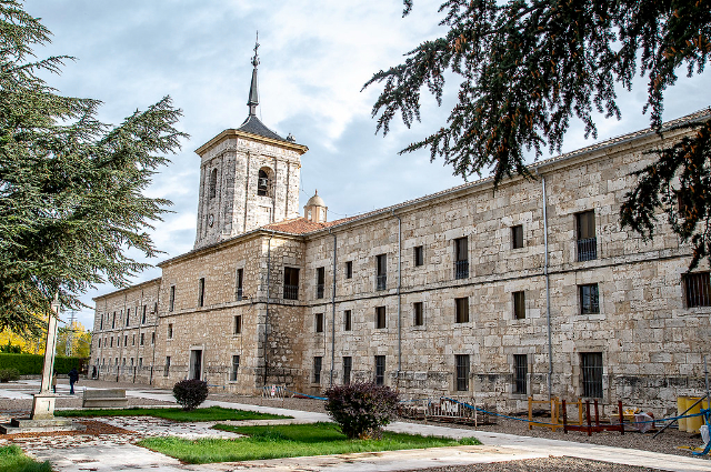 Kloster von San Isidro de Dueñas - Dueñas | Secret World Trip Planner