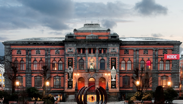 Kode : Musée des arts décoratifs de Norvège occidentale — Nordahl Bruns gate 9