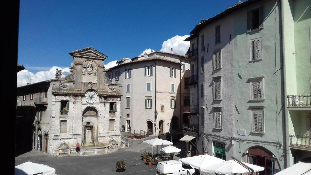 ตลาดนัดลานน้ำพุ - Spoleto | Secret World Trip Planner