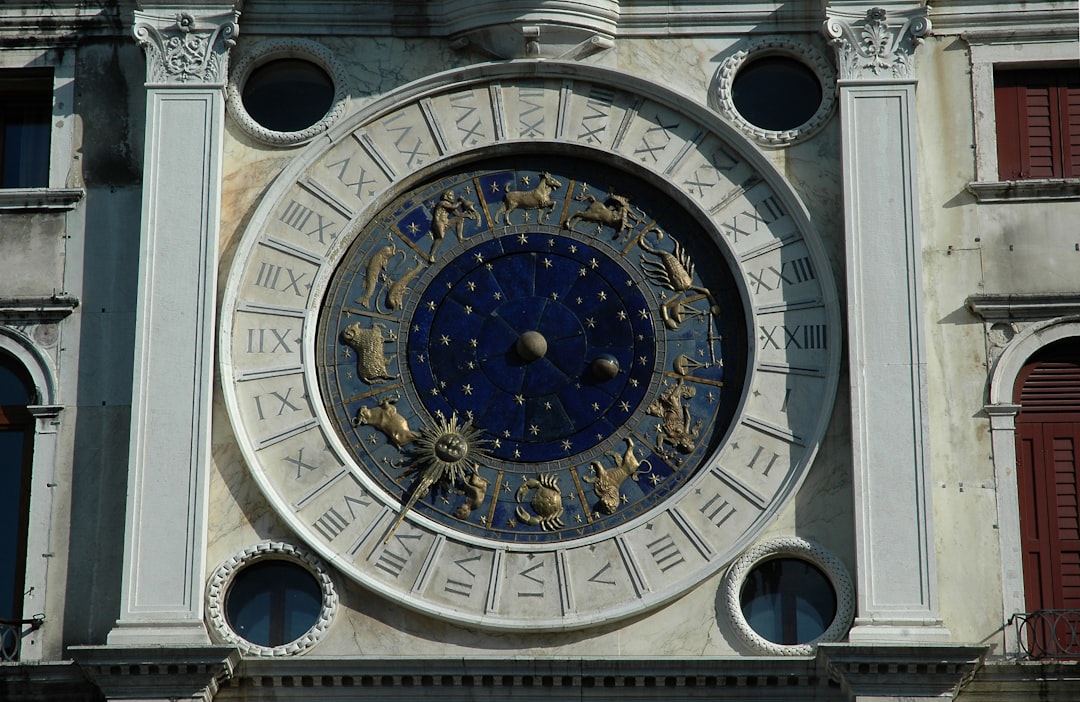 El reloj astronómico de la Fraternita dei Laici - Arezzo | Secret World Trip Planner