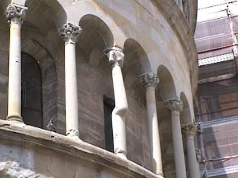 La iglesia parroquial de Santa María y la columna torcida - Arezzo | Secret World Trip Planner