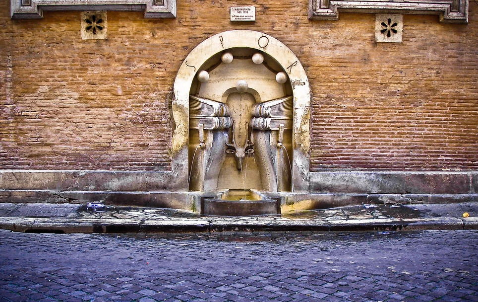 Raamatute purskkaev - Roma | Secret World Trip Planner