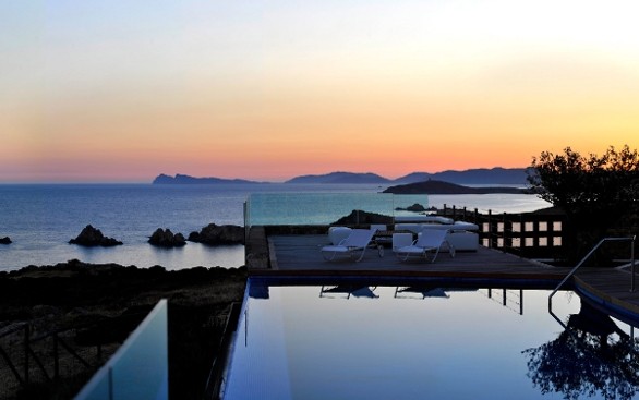 فانوس دریایی کاپو اسپارتیونتو - Faro di Capo Spartivento | Secret World Trip Planner