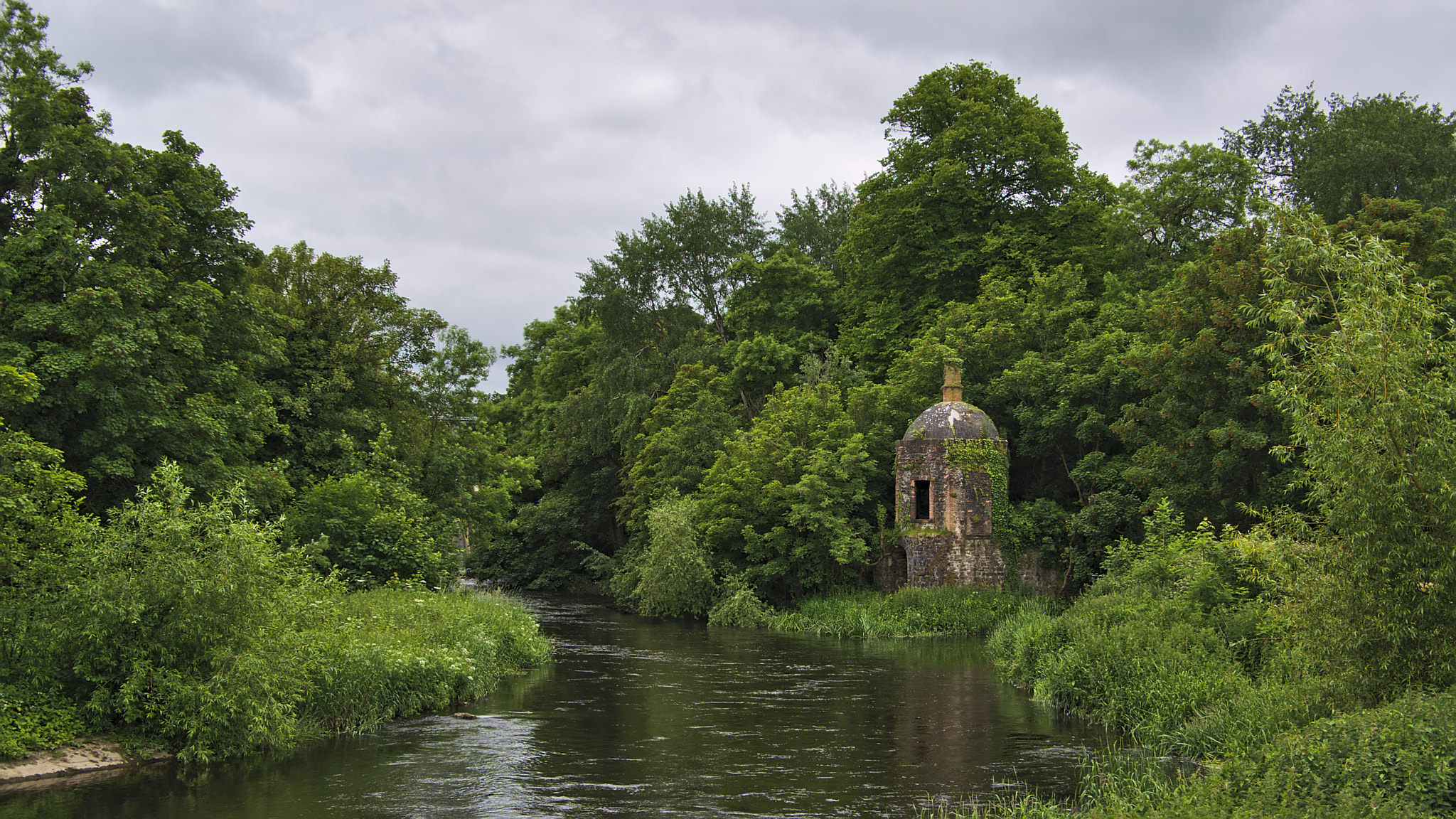 Leixlip (Léim an Bhradáin[3] en irlandés) es una ciudad situada en el noreste del país. - Leixlip | Secret World Trip Planner