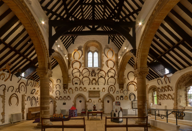Ferro di cavallo del castello di Oakham - Castle Grounds Market Place | Secret World Trip Planner