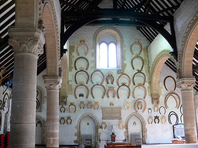 Ferro di cavallo del castello di Oakham - Castle Grounds Market Place | Secret World Trip Planner