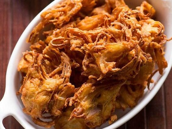 ممبئی سڑک کے کھانے: Kanda Bhaji - Mumbai | Secret World Trip Planner