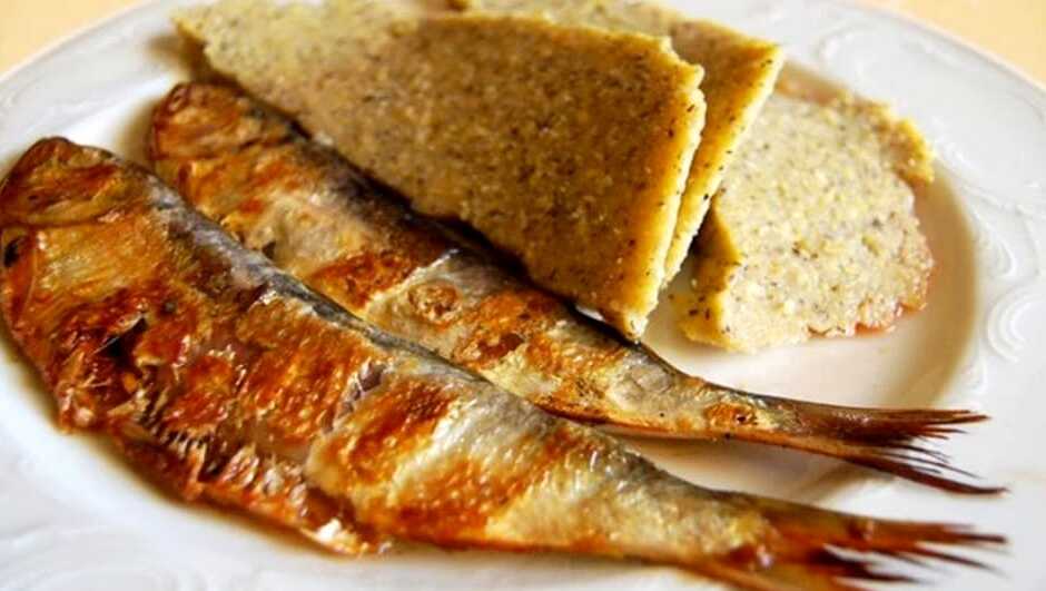 Los missoltini con polenta son una receta típica de los pueblos que rodean el lago de Como. - Como | Secret World Trip Planner