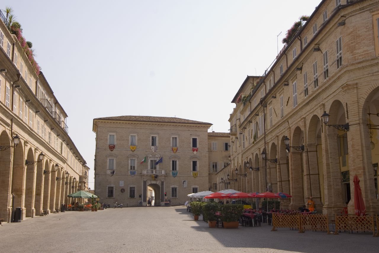 ਰੋਕਿਆ - Fermo | Secret World Trip Planner