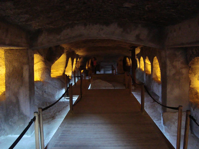 Catacombes de Milos Un réseau complexe de tombes souterraines taillées dans la pierre. - Milos 848 00 | Secret World Trip Planner