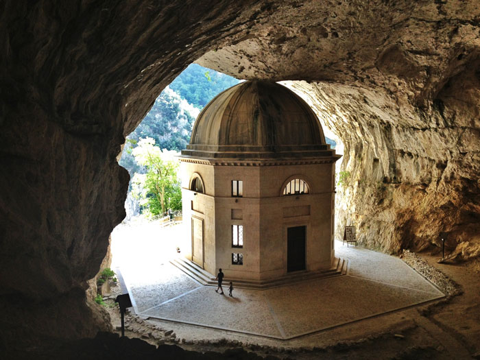 Tempel van Valadier, een juweel in de rots - Pianello | Secret World Trip Planner