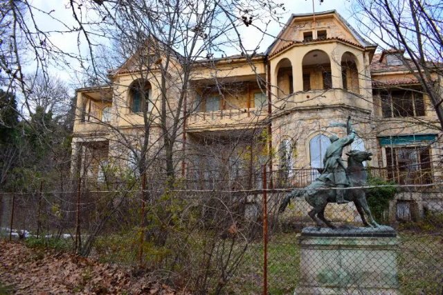Regalità e rovine: Alla scoperta del Palazzo di Tatoi ad Acharnes - Acharnes | Secret World Trip Planner