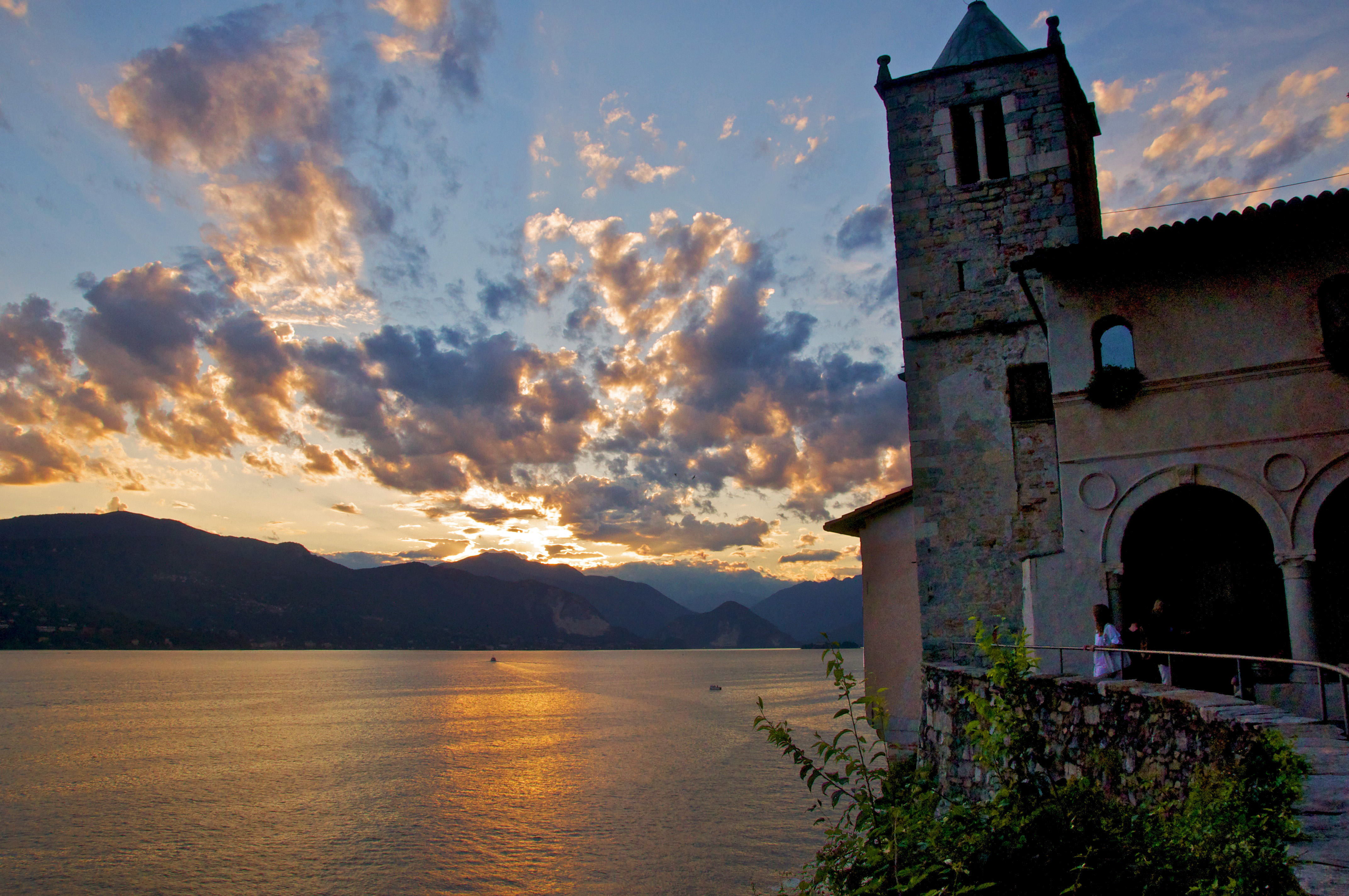 Ermida de Santa Caterina del Sasso - Leggiuno | Secret World Trip Planner