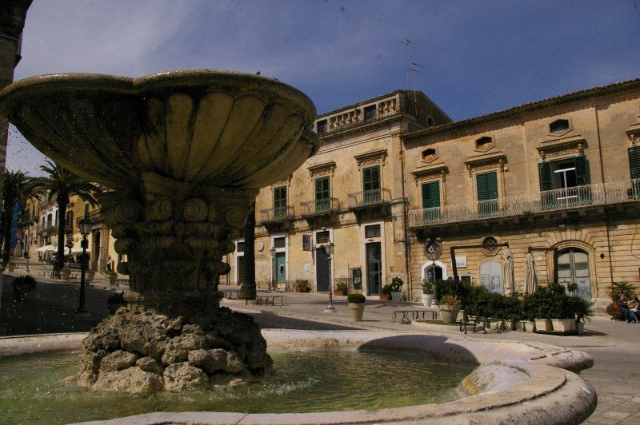 Shatërvani në Piazza Duomo - Ragusa | Secret World Trip Planner