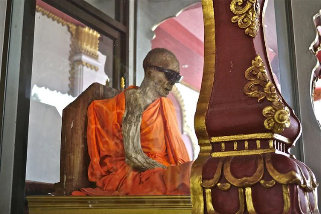 La Mummia di Luang Pho Dang - Amphoe Ko Samui | Secret World Trip Planner