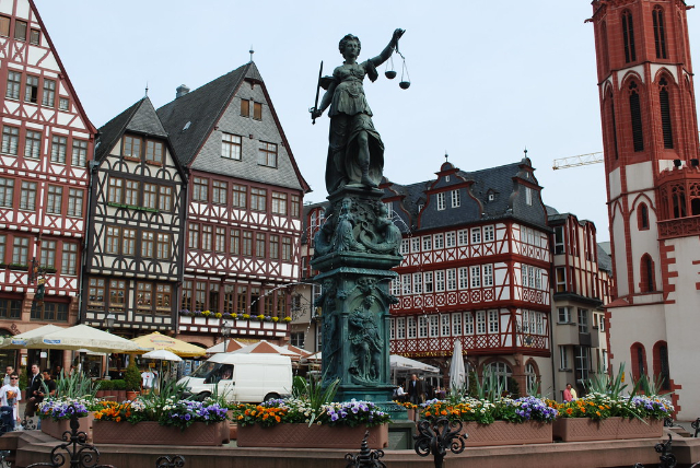Κρήνη της Δικαιοσύνης - Frankfurt am Main | Secret World Trip Planner