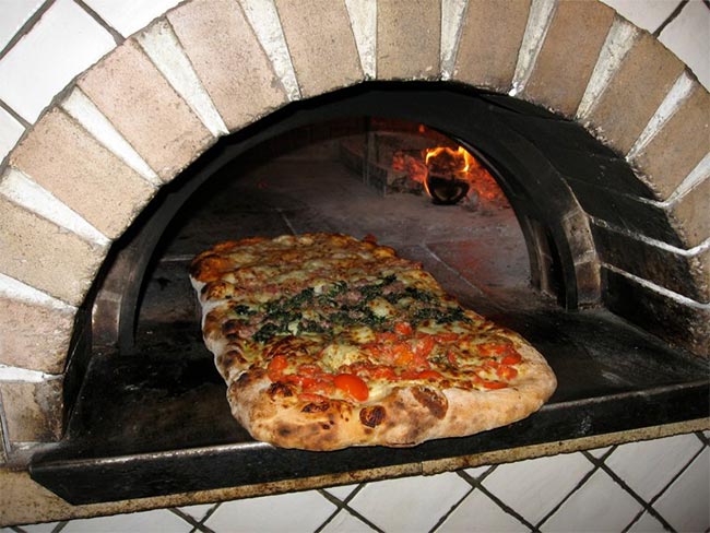 Ακτή Αμάλφι: Pizza al Metro - 84010 Tramonti SA | Secret World Trip Planner