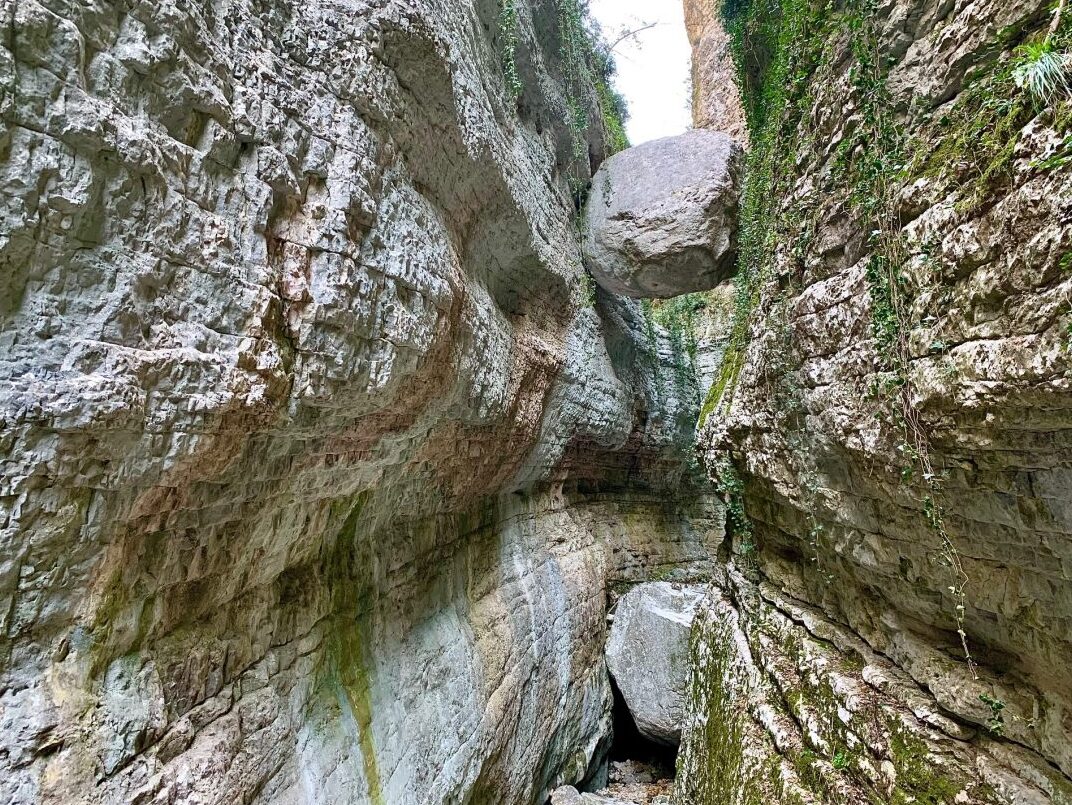 Balot, závěsný balvan - Brenzone sul Garda | Secret World Trip Planner
