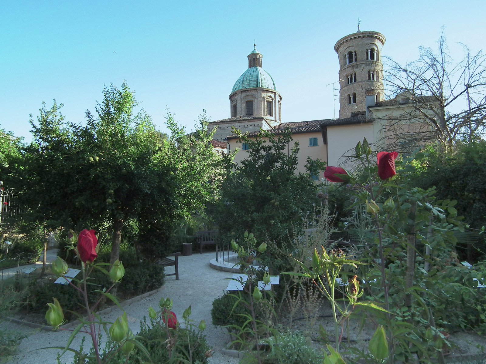 Taman Distro utawa lali jamu - Ravenna | Secret World Trip Planner