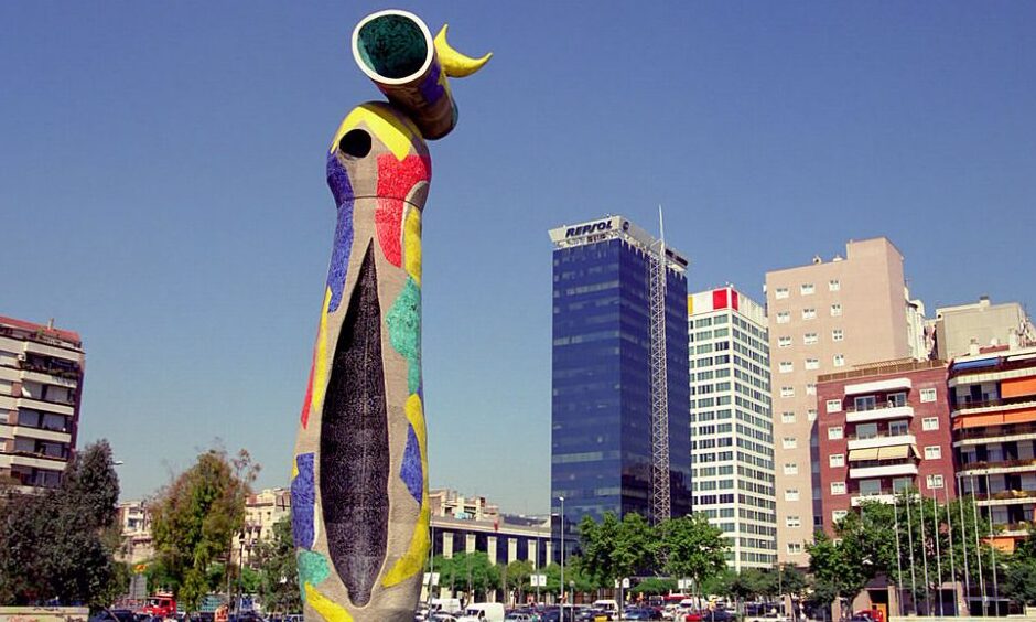 An bhean agus an t-éan ag Joan Mirò - Barcelona | Secret World Trip Planner