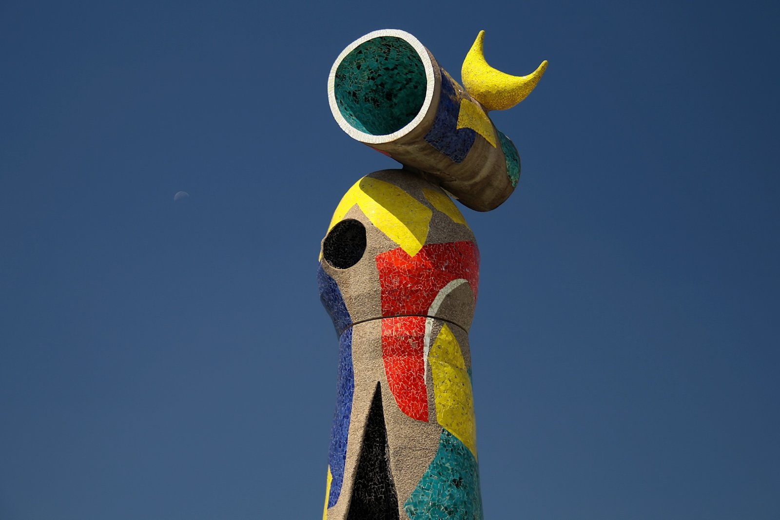 An bhean agus an t-éan ag Joan Mirò - Barcelona | Secret World Trip Planner