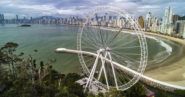 De loopbrug op het strand van Balneário Camboriú - Balneário Camboriú | Secret World Trip Planner