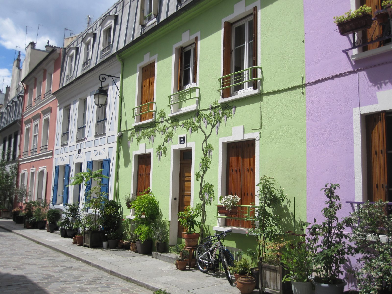 Không Rõ Paris: Rue Crémieux - Paris | Secret World Trip Planner