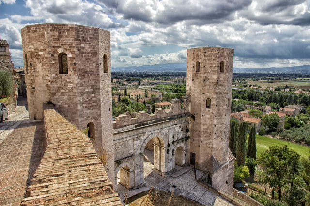 Puesta de sol sobre la Puerta de Venus - Spello | Secret World Trip Planner