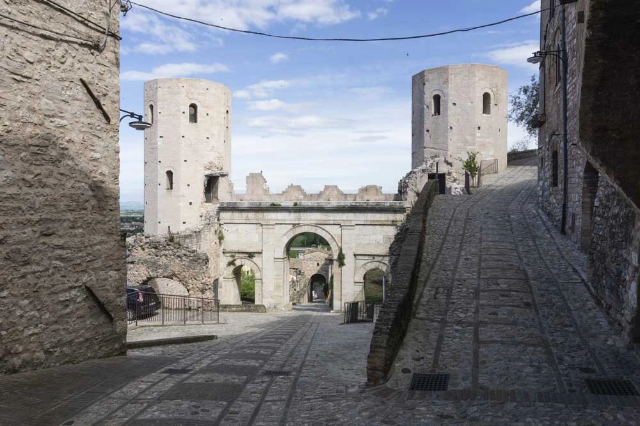 Puesta de sol sobre la Puerta de Venus - Spello | Secret World Trip Planner
