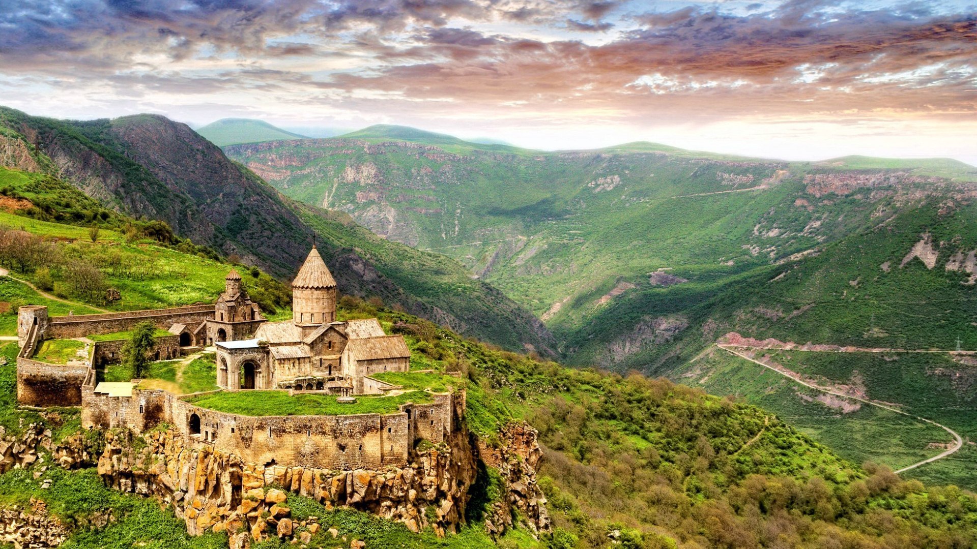 Monasterio de Tatev - Halidzor | Secret World Trip Planner