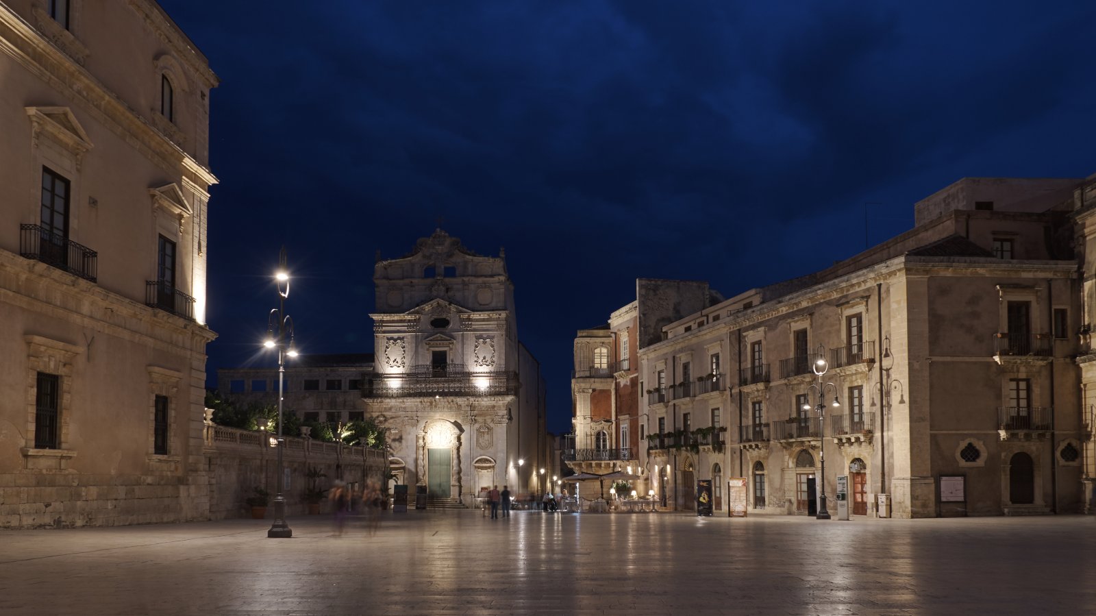 Syracuse i njegov dnevni boravak: Piazza Duomo - Siracusa | Secret World Trip Planner