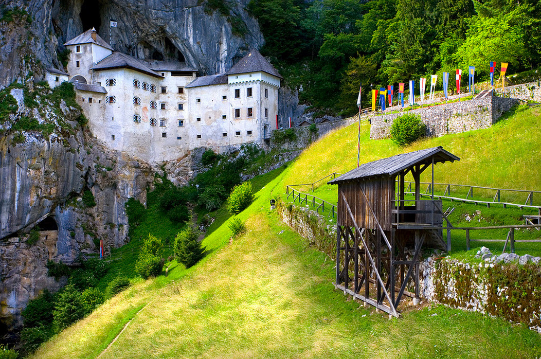 Slovénie | Château de Predjama et sa grotte - 6230 Predjama | Secret World Trip Planner