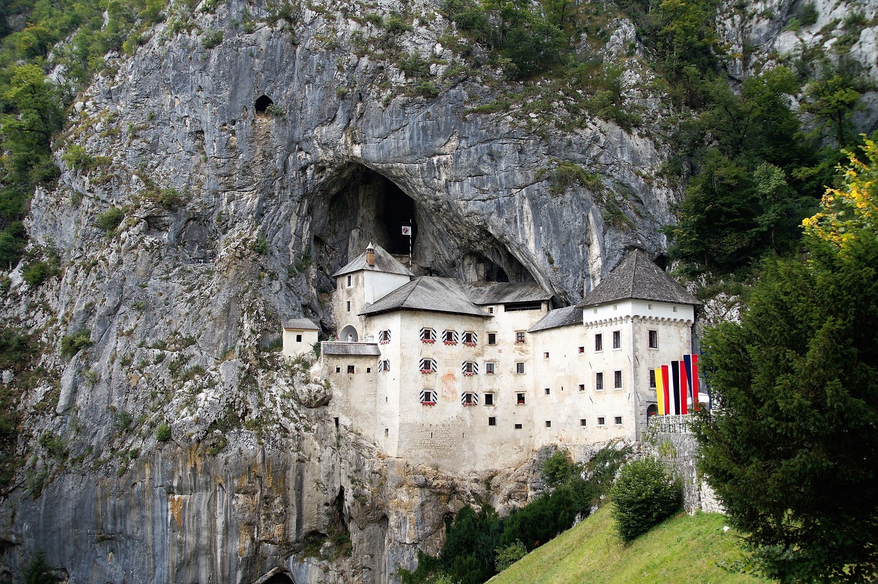 Slovénie | Château de Predjama et sa grotte - 6230 Predjama | Secret World Trip Planner