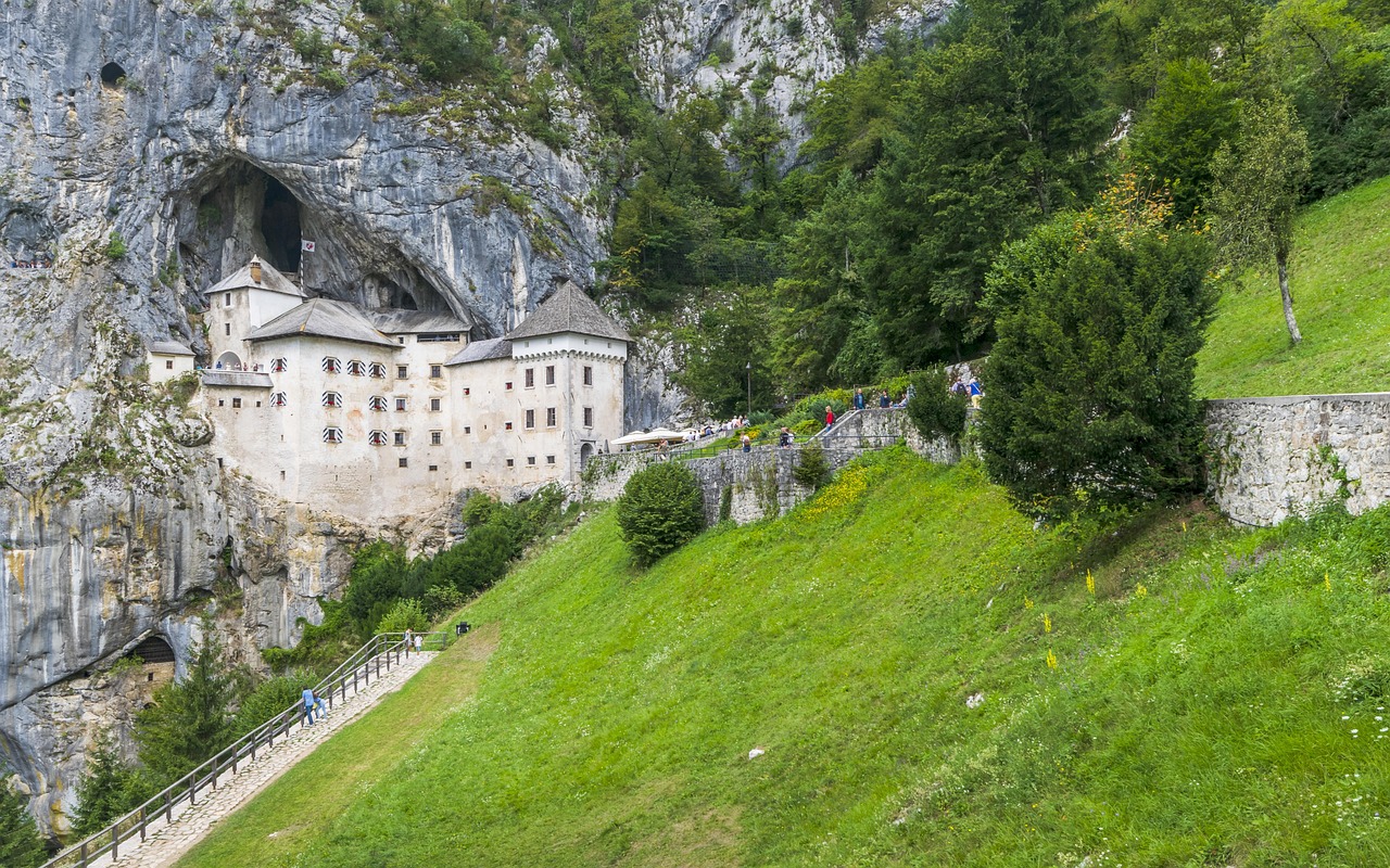 Slovénie | Château de Predjama et sa grotte - 6230 Predjama | Secret World Trip Planner