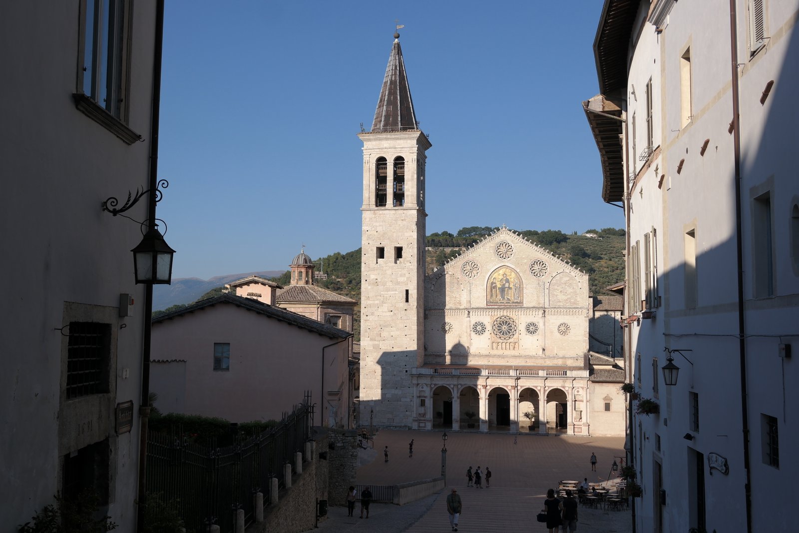 La fachada de la Catedral de Spoleto - Spoleto | Secret World Trip Planner