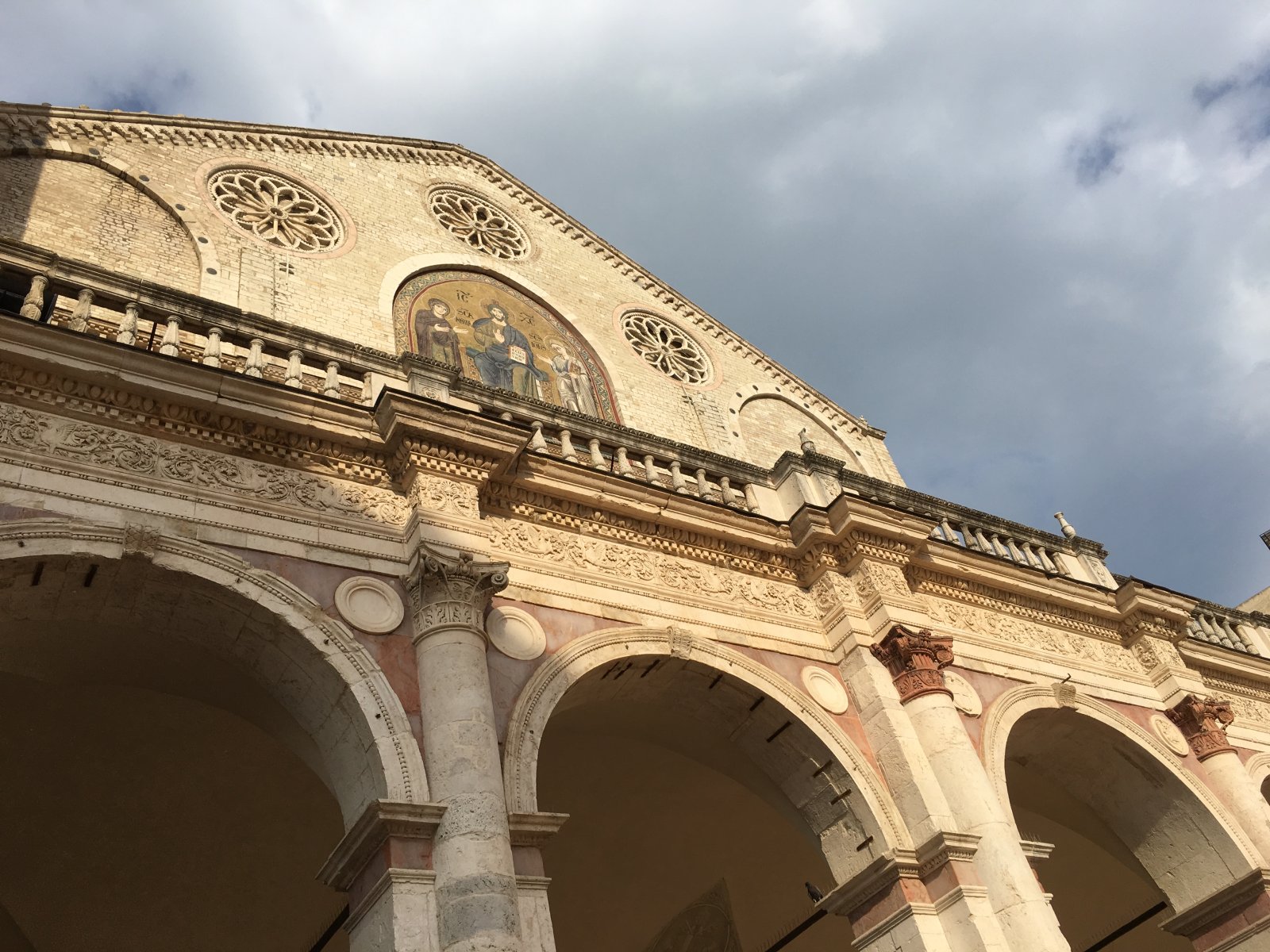 La fachada de la Catedral de Spoleto - Spoleto | Secret World Trip Planner